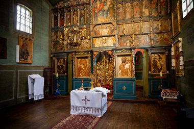 Bu Ortodoks kilisesinin iç güzelliğini keşfedin. Büyüleyici ikonlarla süslenmiş.