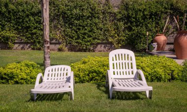 şezlong ve tropikal bahçe. Dinlenme ve boş zaman faaliyetleri için kullanılır.