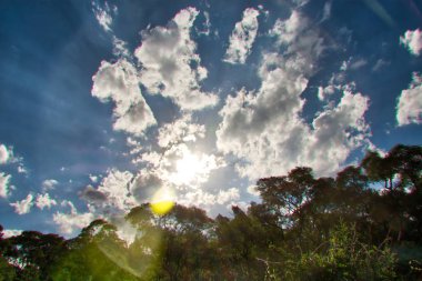 Güneş gökyüzünde