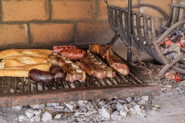 "Parrillada "Argentijnse barbecue maken op levende kolen (geen vlam), rundvlees" Asado ", brood," Chorizo "en bloedworst" morcilla" — Stockfoto