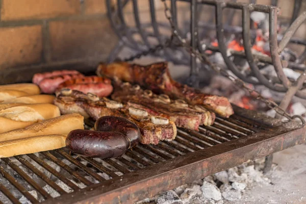 "Parrillada "Barbacoa argentina a base de carbón vivo (sin llama), asado de ternera, pan, chorizo y salchicha de sangre" morcilla " — Foto de Stock