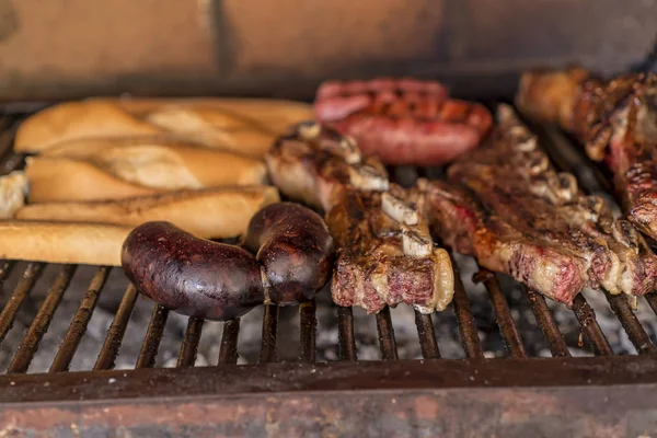 "Parrillada "argentin barbecue, hogy az élő szén (nincs láng), marha" Asado ", kenyér," chorizo "és a vér kolbász" morcilla" — Stock Fotó