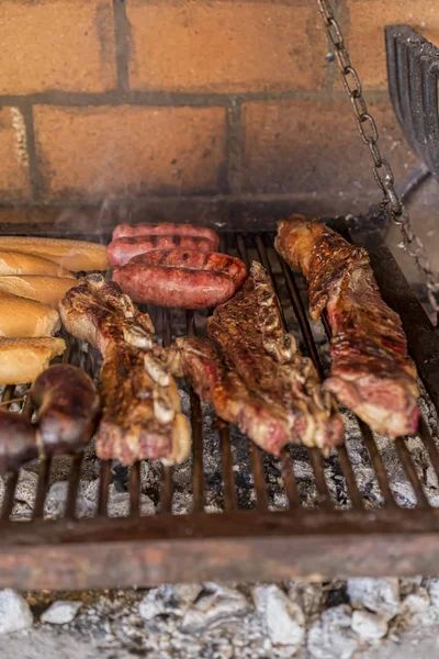 "Parrillada บาร์บีคิวอาร์เจนตินาทําบนถ่านหินสด (ไม่มีเปลวไฟ) เนื้อวัว "อะซาโดะ" ขนมปัง "คอริโซ" และไส้กรอกเลือด "มอร์คิลา" " — ภาพถ่ายสต็อก