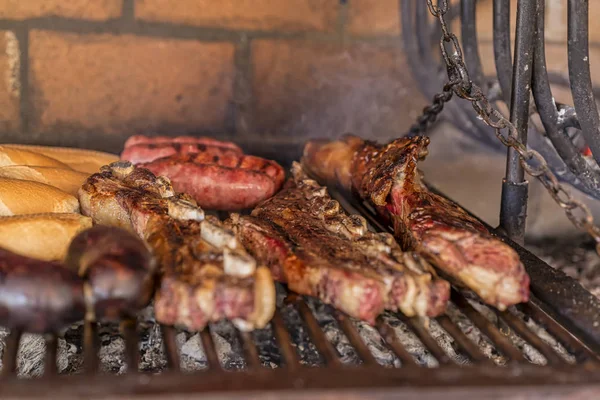 "Parrillada "churrasco argentino fazer em carvão vivo (sem chama), carne de vaca" asado ", pão," Chorizo "e salsicha de sangue" morcilla " — Fotografia de Stock