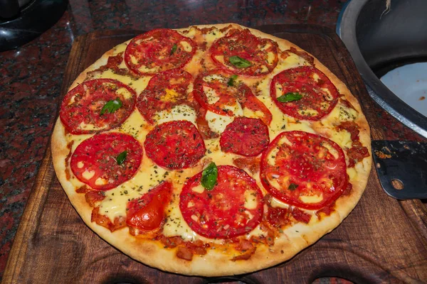 Pizza. Verse Italiaanse Napolitaanse, basilicum en tomaat op een houten tafel — Stockfoto