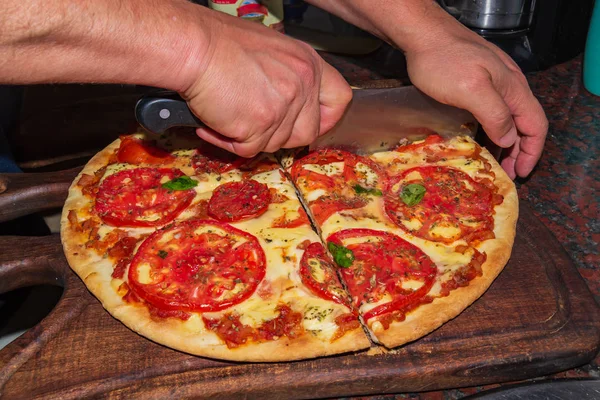 Pizza. Novo italiano neapolitan, manjericão e tomate em uma mesa de madeira — Fotografia de Stock