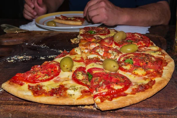 ピザ。木製のテーブルの上に新鮮なイタリアのナポリ、バジルとトマト — ストック写真