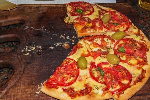 Pizza. Fresco napoletano italiano, basilico e pomodoro su un tavolo di legno — Foto Stock