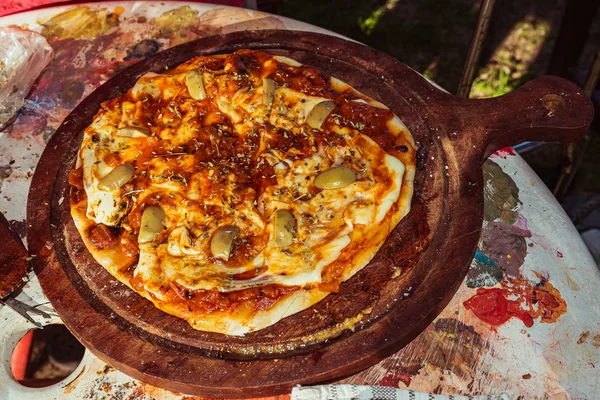 Pizza vegetariana caseira com tomate, manjericão, azeitonas e queijo em grelha — Fotografia de Stock