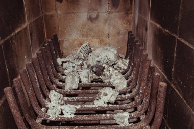 Parlak sıcak kömürler ve barbekü ızgara çukurunda yanan ormanlar. Parlayan ve yanan kömür, barbekü, kırmızı ateş ve kül. Hafta sonu eğlence arka plan. Close.