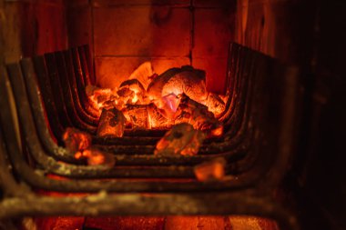 Parlak sıcak kömürler ve barbekü ızgara çukurunda yanan ormanlar. Parlayan ve yanan kömür, barbekü, kırmızı ateş ve kül. Hafta sonu eğlence arka plan. Close.