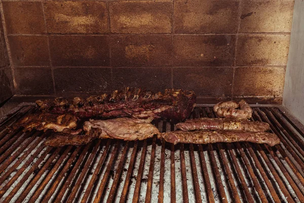 "Parrillada บาร์บีคิวอาร์เจนตินาทําบนถ่านหินสด (ไม่มีเปลวไฟ), เนื้อวัว "asado," ขนมปัง, "Chorizo " — ภาพถ่ายสต็อก
