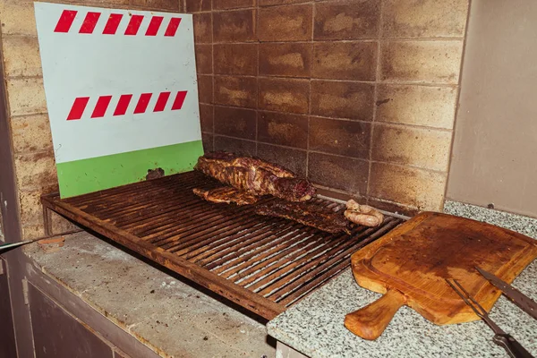 "Parrillada" Argentine barbecue make on live coal (no flame), beef "asado", bread, "Chorizo" — Stock Photo, Image