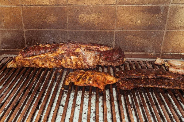 "Parrillada "argentin barbecue, hogy az élő szén (nincs láng), marhahús" Asado ", kenyér," chorizo" — Stock Fotó