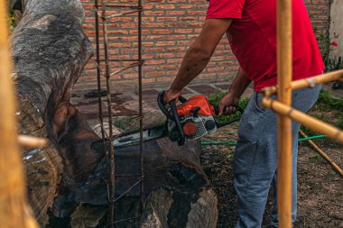 Parlak güneşli bir günde ağacı kesmek için barehand erkek işçi tarafından kullanarak eski testere closeup