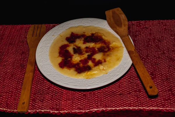 Teller mit Polenta, italienischer Bio-Kost mit Milch, Kürbis und Käse und roter Sauce mit Tomaten und frischem Basilikum. horizontale Studioaufnahme. — Stockfoto