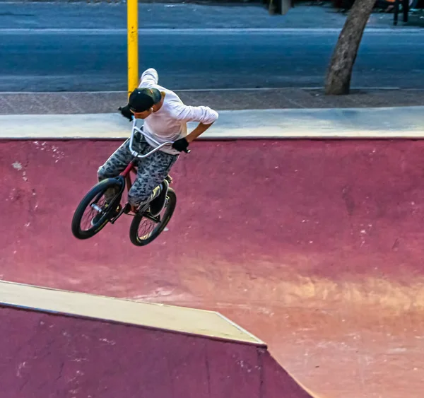 Ciclista che salta in bicicletta. Pilota BMX. Ragazzo che fa trucchi in aria in bicicletta. Freestyle. Il concetto di skate culture e svago giovanile . — Foto Stock