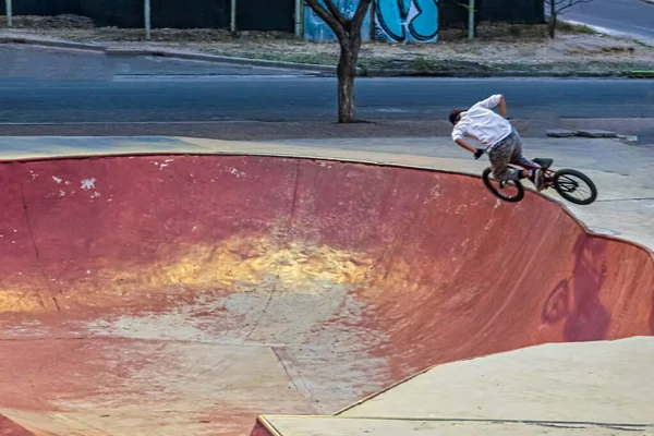 Ciclista che salta in bicicletta. Pilota BMX. Ragazzo che fa trucchi in aria in bicicletta. Freestyle. Il concetto di skate culture e svago giovanile . — Foto Stock