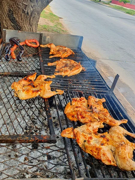 様々なサイズで鶏を焼きます弱火で炭火焼ストーブで ストリートマーケット アルゼンチンのストリートフードレストラン — ストック写真