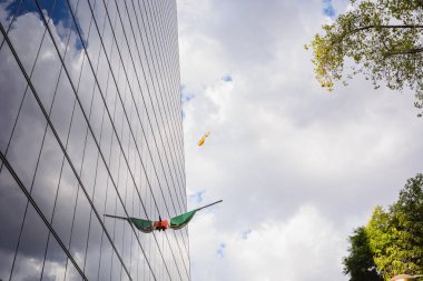 CDMX, Mexico City / Mexico - 19 Eylül 2017: 'Mexico City helikopteri 2017 depreminden sonra kurtarma ve kurtarma operasyonları için. ', Paseo de la Reforma Caddesi.