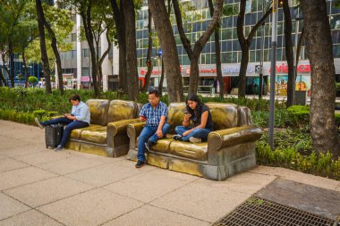 CDMX, Mexico City / Mexico - 19 Eylül 2017: Rahat koltuklarda dinlenirken cep telefonlarına bakan insanlar, Paseo de la Reforma. ', Paseo de la Reforma Caddesi.