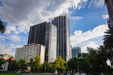 CDMX, Mexico City / Mexico - 19 Eylül 2017: 'Mexico City 2017 depreminden sonra hasar gören bina üzerinde çalışıyor. ', Paseo de la Reforma Caddesi.
