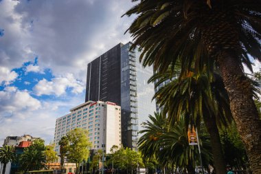 CDMX, Mexico City / Mexico - 19 Eylül 2017: Mexico City Marriott Reforma Oteli, Mexico City 2017 depreminden sonra hasar gören bina üzerinde çalışıyor. ', Paseo de la Reforma Caddesi.