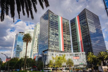 CDMX, Mexico City / Mexico - 19 Eylül 2017: 'Bolsa Mexicana de Valores, Mexico City 2017 depreminden sonra hasar gören bina üzerinde çalışıyor. ', Paseo de la Reforma Caddesi.