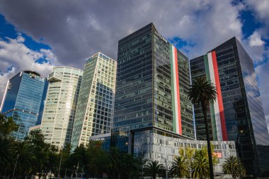 CDMX, Mexico City / Mexico - 19 Eylül 2017: Santander Cuauhtmoc, Mexico City 2017 depreminden sonra hasar gören bina üzerinde çalışıyor. Paseo de la Reforma Bulvarı.