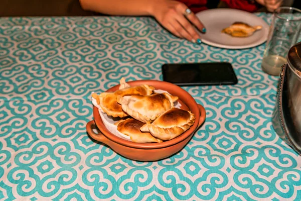 Vrouw Die Empanadas Eet Typisch Argentijns Gerecht Ambachtelijke Keramische Pot — Stockfoto