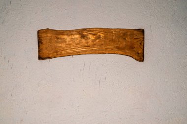 Eski, pürüzlü, pürüzlü duvarda boş bir tahta tabela. Boşluğu kopyala.