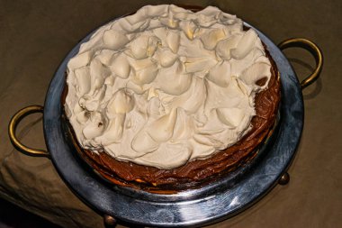 Ev yapımı dulce de leche ve kremalı pasta manzarası. Seçici odak.