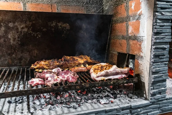 Parrillada 阿根廷烤肉用生煤 无火焰 Asado Chorizo 和烤牛肉排骨与热架上 近距离 集中选择 — 图库照片