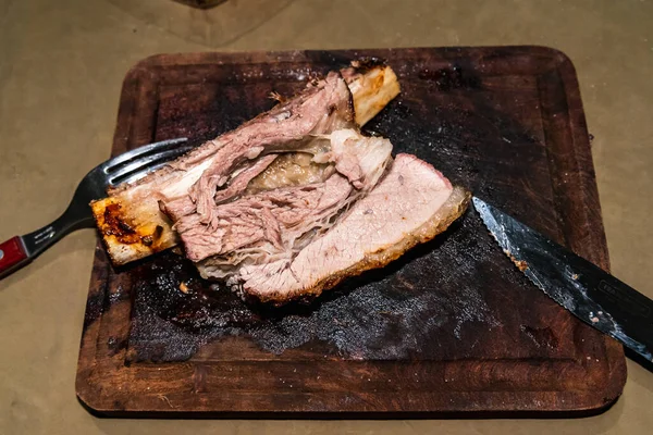 아르헨티나 바베큐는 쇠고기 그리고 뜨거운 쇠고기 갈비를 만들며 뚜껑을 초점을 로열티 프리 스톡 사진