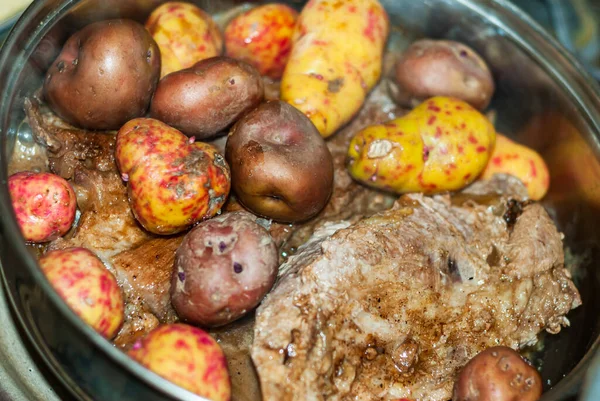 Bistecche Manzo Cotte Padella Con Cipolle Patate Andine Erbe Aromatiche — Foto Stock