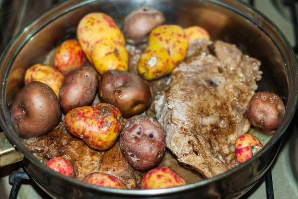 Bistecche Manzo Cotte Padella Con Cipolle Patate Andine Erbe Aromatiche — Foto Stock