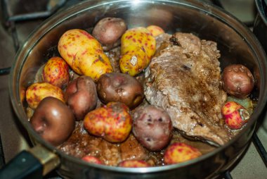 Tavaya soğan, And patatesi, baharat ve baharatla pişirilmiş biftek..