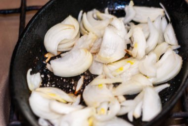 Kızarmış soğan. Kızartma panosunda doğranmış soğan. Seçici odaklanma..