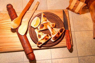 Sfiha, Suriye ve Lübnan 'a özgü ve kırsal ahşap bir masada dünya çapında yaygın olarak tüketilen bir pasta türüdür. Seçici odak.