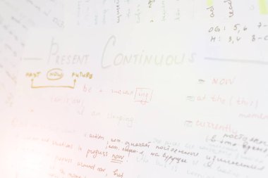 Beyaz sayfa üzerinde yakın el yazısı İngilizce dilbilgisi kuralları