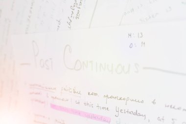 Beyaz sayfa üzerinde yakın el yazısı İngilizce dilbilgisi kuralları