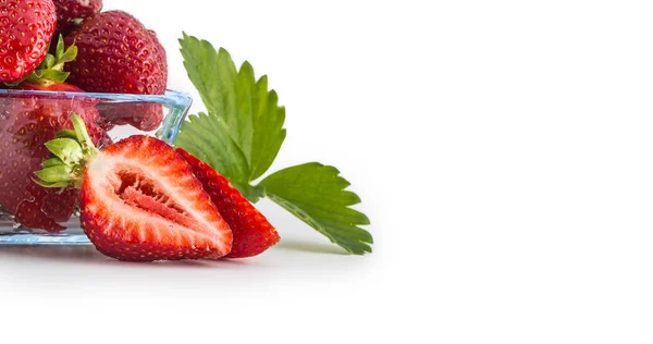 Frische Reife Erdbeere Glasschale Isoliert Auf Weiß — Stockfoto