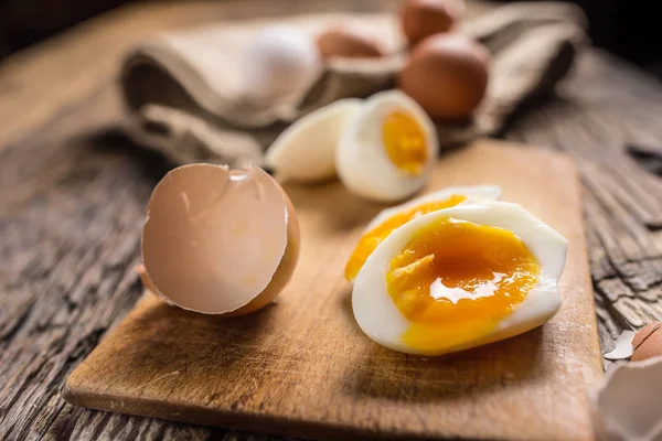 Γκρο Πλαν Βραστό Ωμό Κοτόπουλο Αυγά Ξύλινη Σανίδα — Φωτογραφία Αρχείου