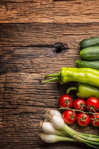 Cebolla Fresca Pepino Pimienta Tomates Mesa Roble Rústico — Foto de Stock