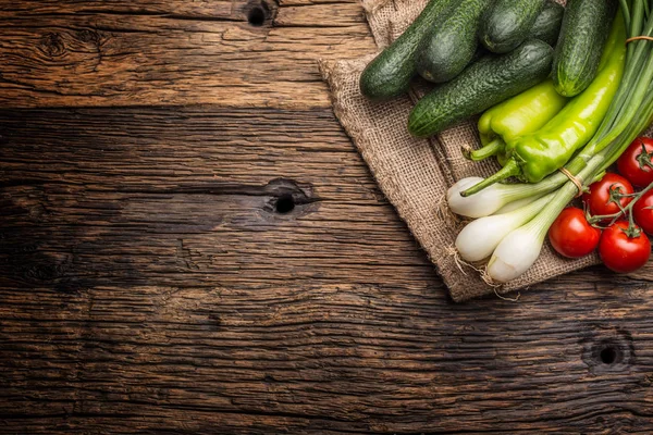 Cebolla Fresca Pepino Pimienta Tomates Mesa Roble Rústico — Foto de Stock