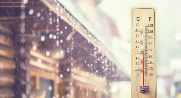 Termometern visar 5 grader celsius eller fahrenheit 40, i th bakgrunden hus och regnigt väder — Stockfoto