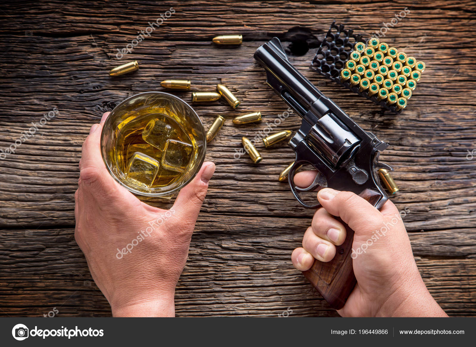 Mand Hænder Holder Pistol Alkohol Glas Bordet — Stock-foto © weyo #196449866