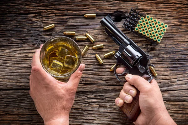 Manos Hombre Sosteniendo Pistola Vidrio Alcohol Mesa — Foto de Stock