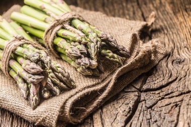 Taze kuşkonmaz rustik meşe masada demet.