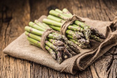 Taze kuşkonmaz rustik meşe masada demet.